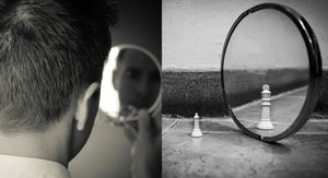 Muškarac koji se gleda u ogledalo i šahovska figura ispred ogledala