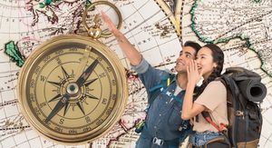 Karta svijeta, kompas i turisti na putovanju