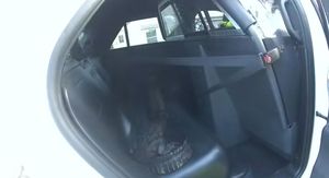 Aligator u policijskom automobilu