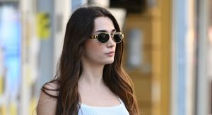 Ulična moda brineta u trapericama i bijeloj majici na zagrebačkoj špici 2025. - 1