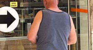 Muškarac u redu ispred pekarnice