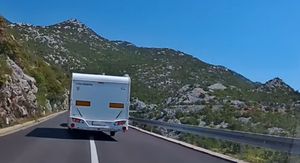 Pretjecanje s kamp prikolicom