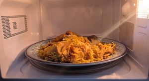 Kako pravilno podgrijati hranu? Za meso, rižu i pizzu ne vrijede ista pravila