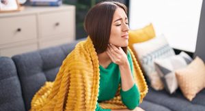 Bakterijska upala grla: Simptomi, zaraznost, trajanje, antibiotik, prirodno liječenje – sve je tu!