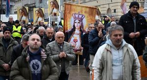 Molitelji na Trgu bana Jelačića u Zagrebu