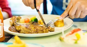 5 razloga zašto se znojite nakon što jedete meso