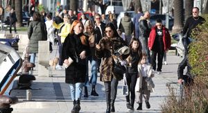 Sunčan zimski dan u Makarskoj, ilustracija