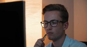 Intelektualac pred računalom kako razmišlja