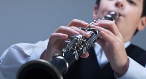 Dječak svira klarinet, ilustracija