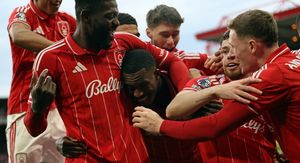 Callum Hudson-Odoi (u sredini)