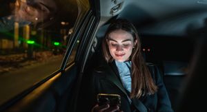 Žena koristi telefon u automobilu, ilustracija