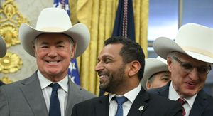 Ima vlastiti novčić, usko krojenu jaknu i oklopni BMW: Tko je Trumpov 