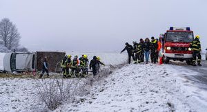 Vatrogasci izvukli osobu koja je teretnim vozilom sletjela s ceste