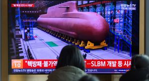 Kim Jong Un promatrao izgradnju podmornice i nadgledao lansiranje rakete