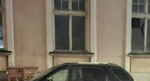 Uvreda napisana sprejem na automobilu