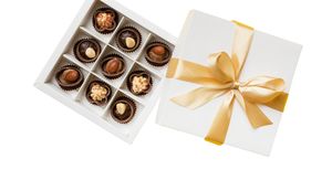 Kako se piše: bombonijera ili bombonjera