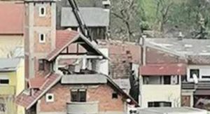 Neobičan ukras na vrhu zgrade u Zagrebu