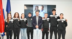 Župan Ivan Celjak s članovima Karate kluba Tigar Sisak