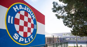 Grb Hajduka na školi u Splitu