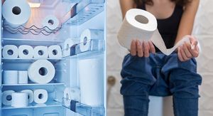 Rola WC papira u hladnjaku i osoba koja koristi WC s papirom u ruci