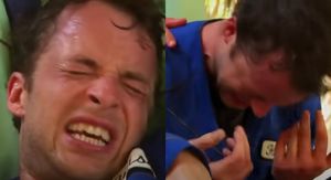 Youtuber s kanala Hamish & Andy pri obredu s rukavicama od mrava metaka