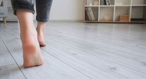 Hodanje bosih nogu po kući