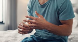 Muškarac skida prsten