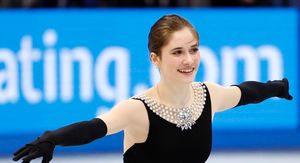 Isabeau Levito kao Audrey Hepburn na ledu