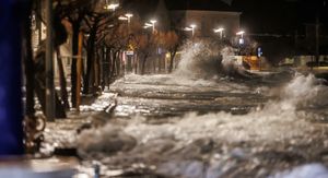 Olujno jugo i plima u Kaštelima