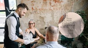 Konobar kako poslužuje ljude i račun iz restorana