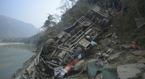 Autobus sletio u provaliju