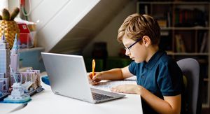 Dječak za laptopom, ilustracija