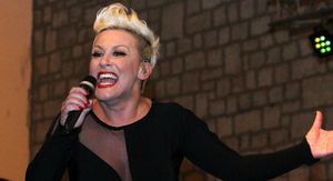 Indira Levak u grupi Colonia