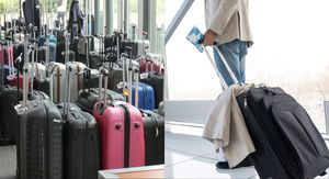 Razna prtljaga u zračnoj luci i putnik s koferom i kartom