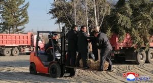 Kim Jong Un za volanom viljuškara i s lopatom u ruci - 10