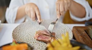 Amerika okrenula prehrambenu piramidu naglavačke: Više mesa, manje žitarica – je li to stvarno zdravo? Evo što kaže nutricionistica