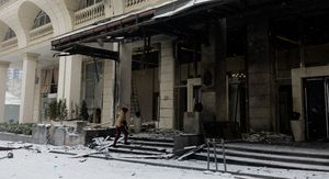 Oštećena zgrada u ruskom napadu na Kijev