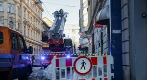 Pala fasada sa zgrade u Zagrebu - 1