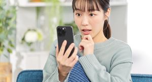 Žena gleda obavijest na telefonu, ilustracija