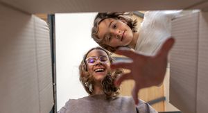 Dijete otvara poklon, ilustracija