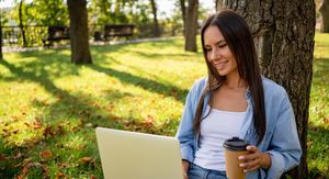 Djevojka radi na laptopu