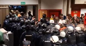 Policija nasilno prekinula studentsku blokadu u Novom Sadu