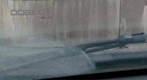 Izrazito prljavi automobil s napisanom registracijskom oznakom