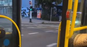 Autobus vozi s otvorenim vratima