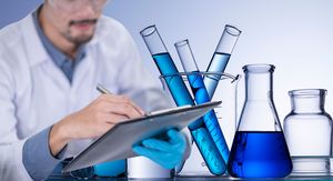 Znanstvenik u laboratoriju i kemijska oprema