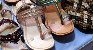 Prada optužena da zarađuje na indijskoj kulturi koristeći dizajn inspiriran tradicionalnim sandalama