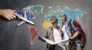 Karta svijeta i zrakoplov uz turiste