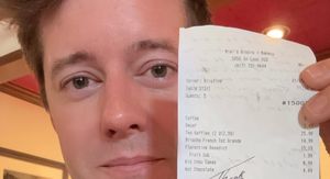 Emotivni otac s porukom u ruci