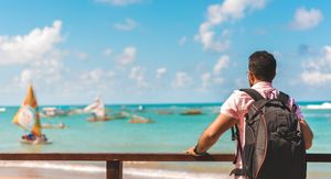 Turist s ruksakom kako gleda u daljinu