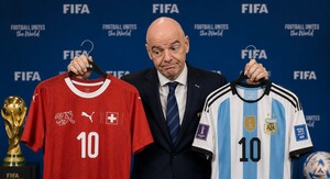 Gianni Infantino koji bira dres